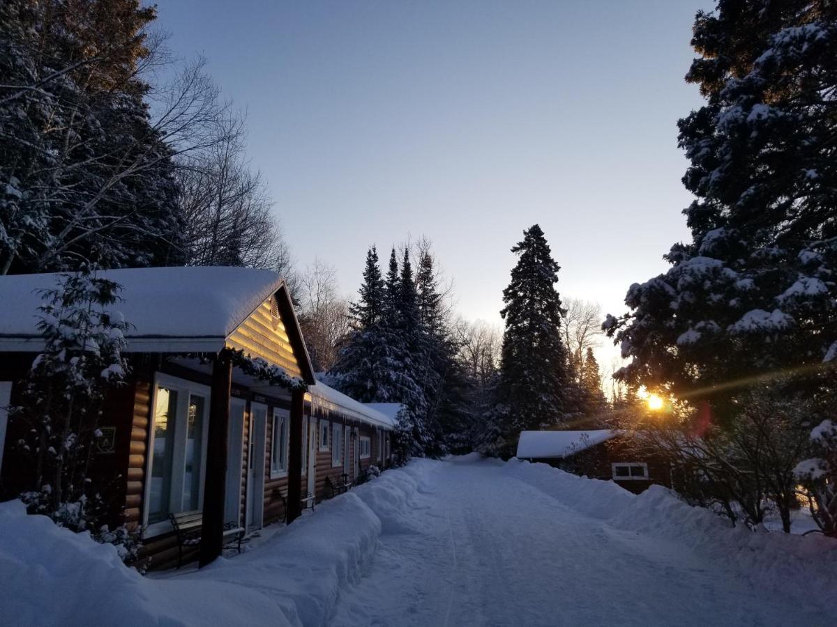 Kan-A-Mouche Pourvoirie Auberge Et Chalets Saint-Michel Zewnętrze zdjęcie